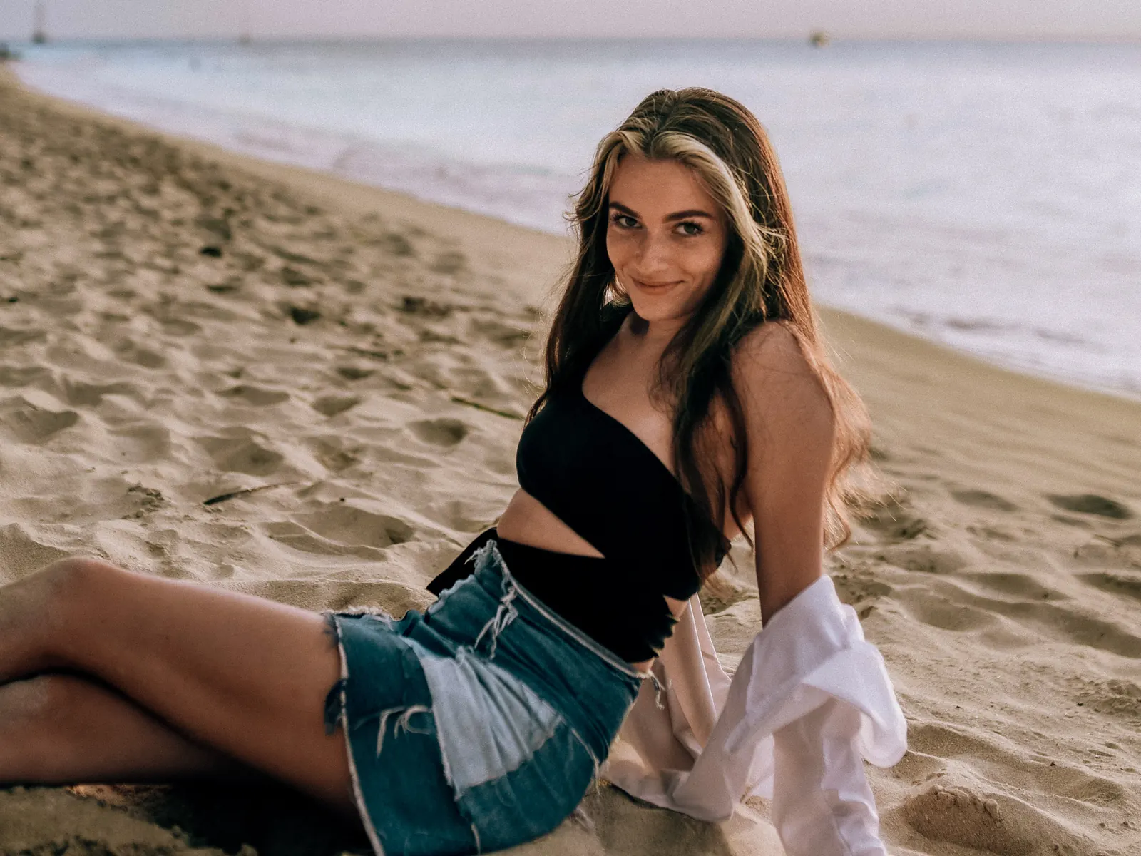 Marysia Nasiadko, właścicielka VOYAFORM, na plaży podczas pobytu za granicą